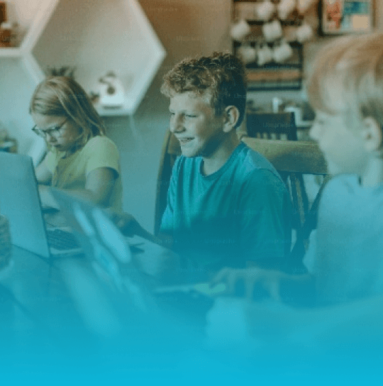 Nền tảng bổ trợ Online, thông qua các bài tập, bài kiểm tra online giúp người học củng cố, ghi nhớ kiến thức lâu hơn